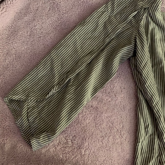 Adorable off the shoulder seersucker top - Picture 5 of 8